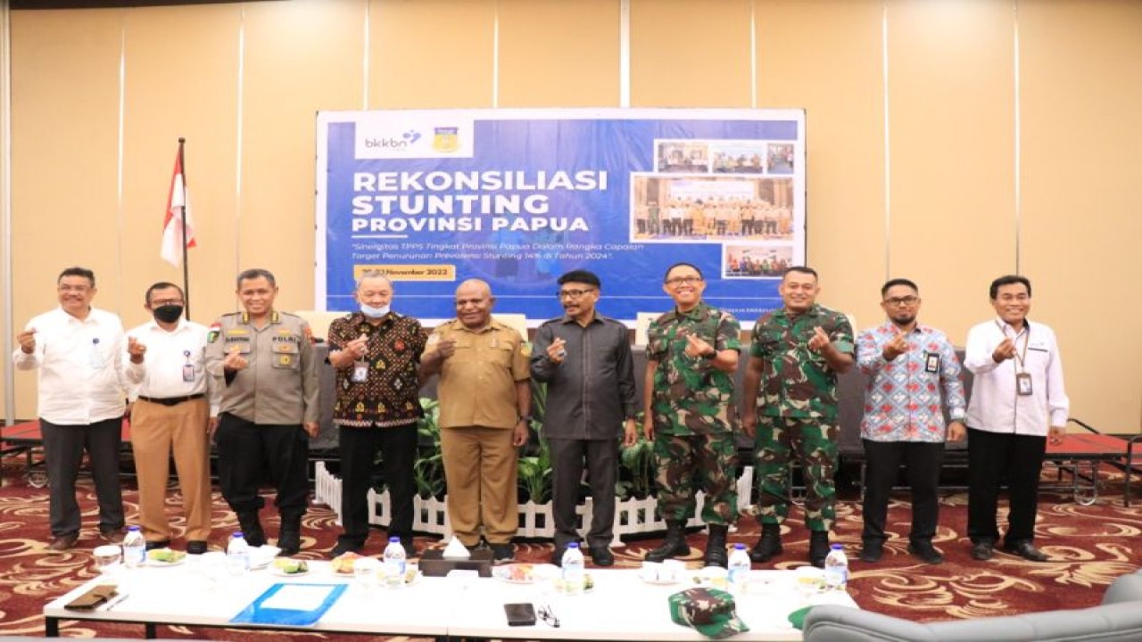 Foto bersama di sela-sela kegiatan Rekonsiliasi stunting pada salah satu hotel di Kota Jayapura, Papua, Senin (21/11). (ANTARA/ HO - Humas BKKBN Papua)