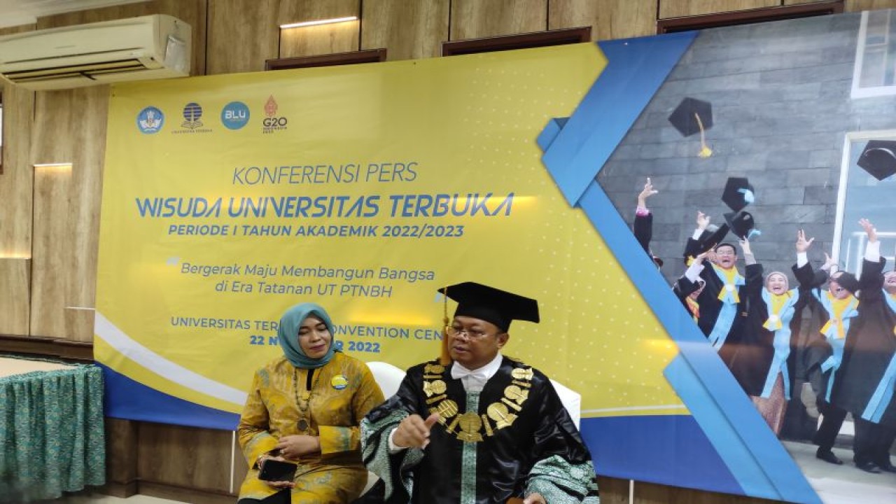 Rektor Universitas Terbuka Prof Ojat Darojat bersama dengan Kepala Pusat Pengembangan Hubungan Internasional dan Kemitraan Universitas Terbuka, Dr Maya Maria, di Kampus UT, Tangerang Selatan, Banten, Selasa. (ANTARA/Indriani)