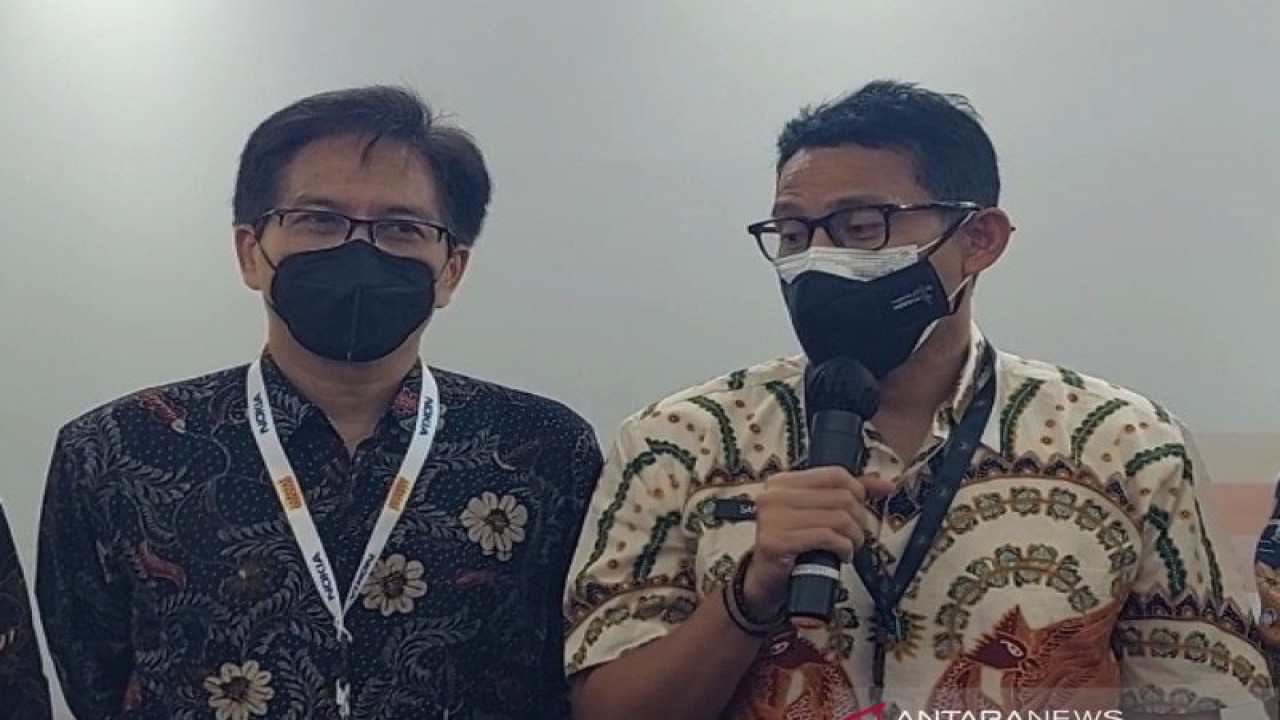Rektor ITS Mochamad Ashari (kiri) bersama Menparekraf Sandiaga Salahuddin Uno usai meresmikan "5G Experience Center" di ITS, Surabaya, Jawa Timur, Kamis (16/9/2021). (ANTARA/Malik Ibrahim)