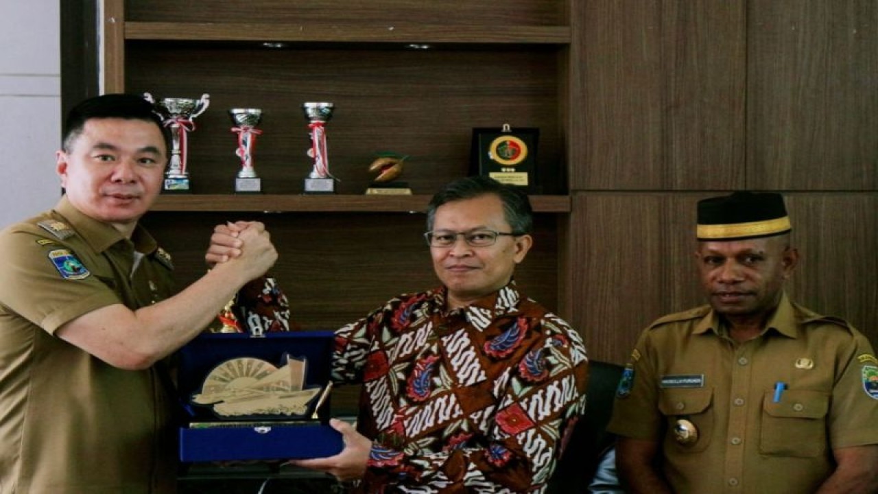 Bupati Kaimana Freddy Thie menyerahkan cenderamata kepada Rektor UIN Salatiga Prof Dr Zakiyuddin MAg disaksikan Wakil Bupati Kaimana Hasbulla Furuada. (ANTARA/HO-Tim Media Bupati Kaimana)