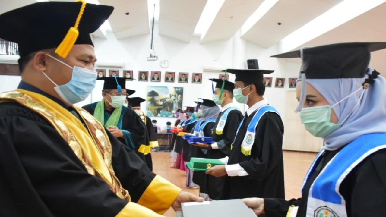 Rektor Unimed Dr Syamsul Gultom,SKM, M.Kes saat mewisuda mahasiswa. ANTARA/HO-Unimed