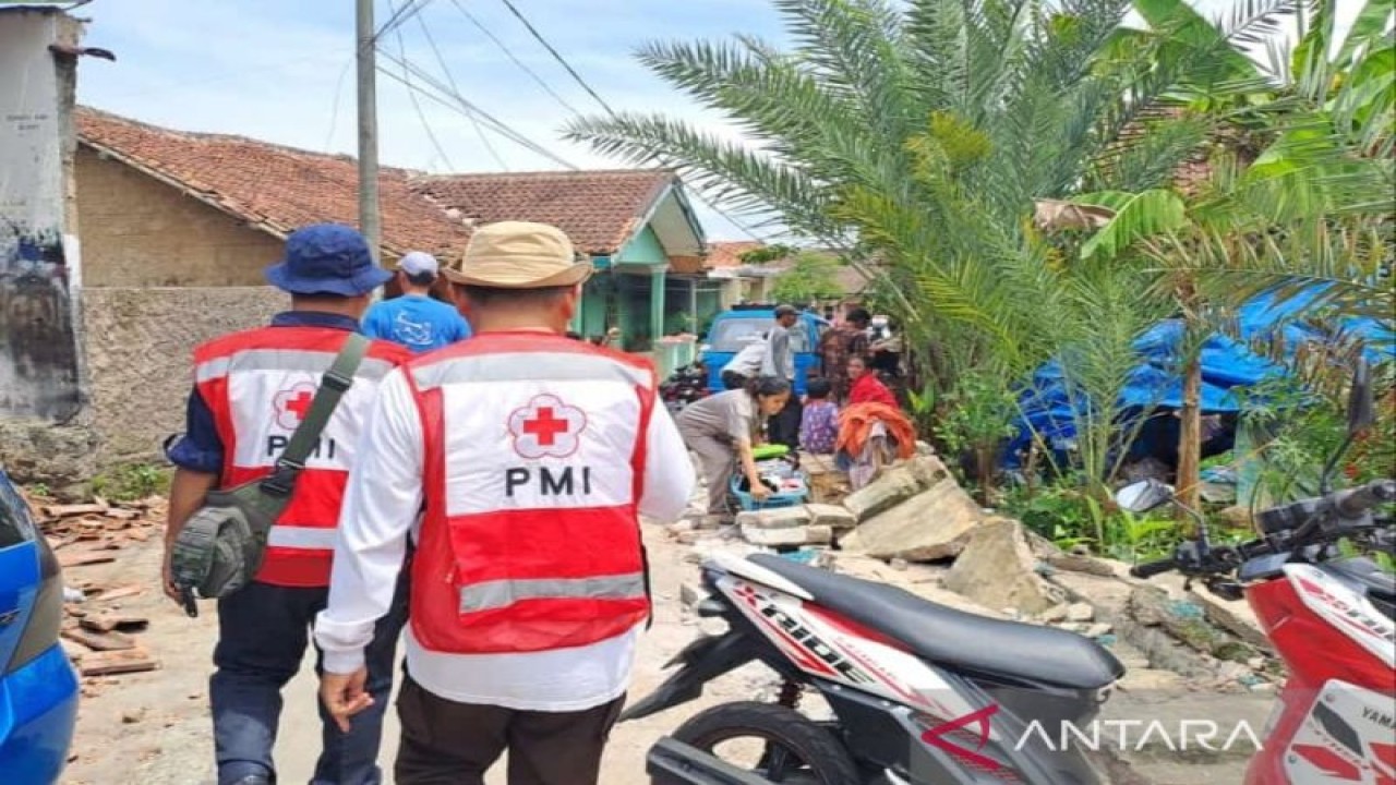 Relawan PMI melakukan pendataan ulang terkait masih banyaknya warga yang belum mendapat bantuan dan penanganan medis di Kecamatan Cianjur, tepatnya di Kampung Tegalega, Desa Limbangansari, Selasa (22/11/2022).(ANTARA/Ahmad Fikri). (Ahmad Fikri)