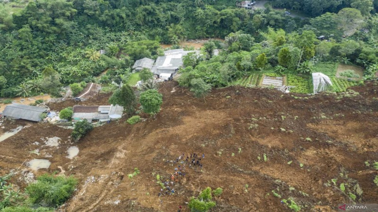 Relawan mencari korban yang tertimbun longsor akibat gempa magnitudo 5,6 di Cijendil, Kabupaten Cianjur, Jawa Barat, Selasa (22/11/2022). Puluhan warga di kawasan itu diperkirakan masih tertimbun longsor pascagempa bumi Cianjur yang terjadi pada 21 November 2022. ANTARA FOTO/Wahyu Putro A/aww.