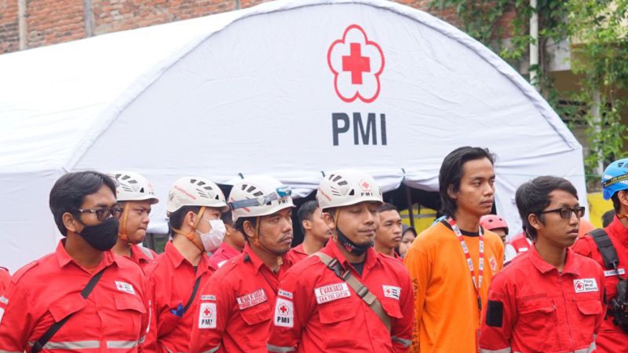 Relawan PMI se-Jabar dan DKI Jakarta dilibatkan dalam penanganan bencana gempa di Cianjur, Jawa Barat. (ANTARA/Ahmad Fikri).