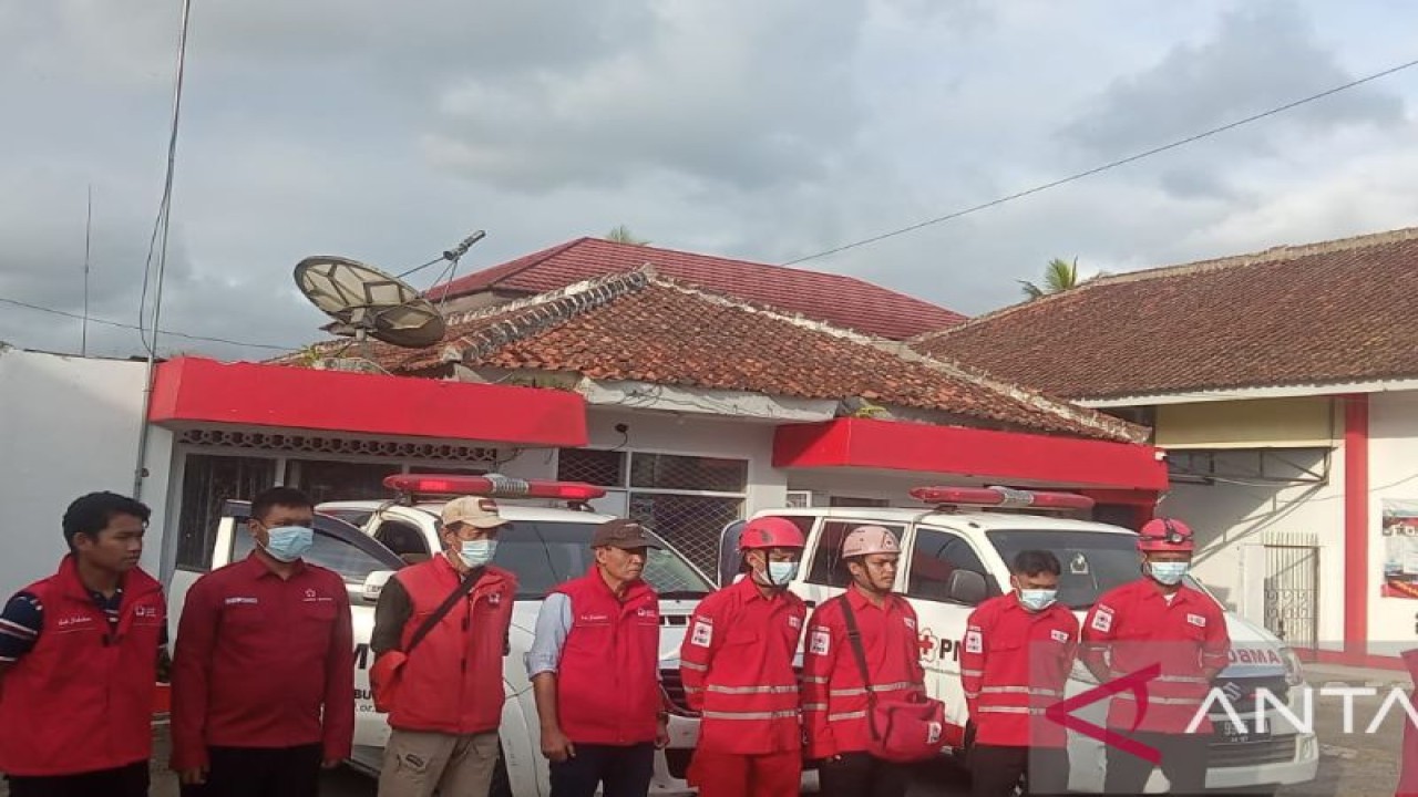 Relawan PMI Kabupaten Sukabumi yang dikirim ke Kabupaten Cianjur untuk membantu proses penanggulangan bencana gempa. Antara/Aditya Rohman