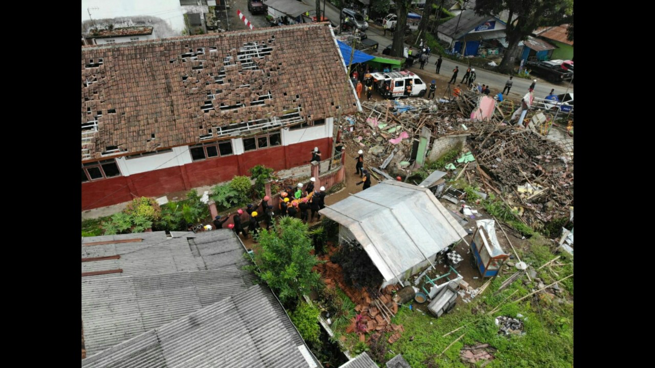 Reruntuhan bangunan akibat gempa Cianjur.