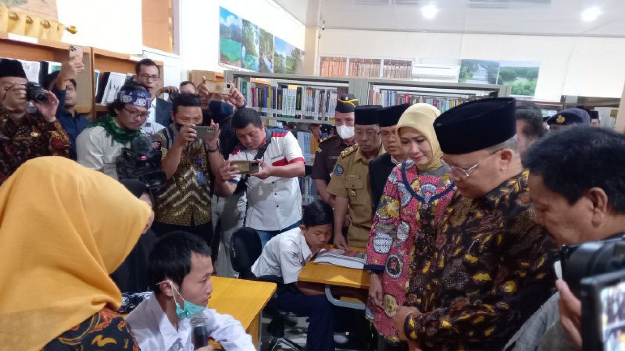 Kepala Perpustakaan RI Muhammad Syarif Bando dan Gubernur Bengkulu Rohidin Mersyah ketika mendengarkan salah satu siswa disabilitas membaca. ANTARA/Anggi Mayasari