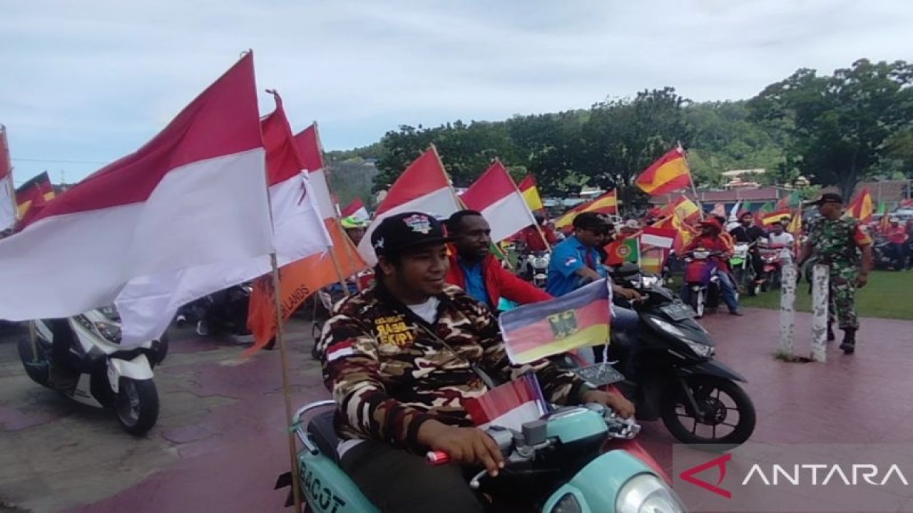 Ribuan bendera merah putih dibentangkan dalam konvoi menyambut kick off Piala Dunia 2022 oleh warga kabupaten Manokwari Papua Barat, Sabtu (19/11/2022). (ANTARA/HANS ARNOLD KAPISA)