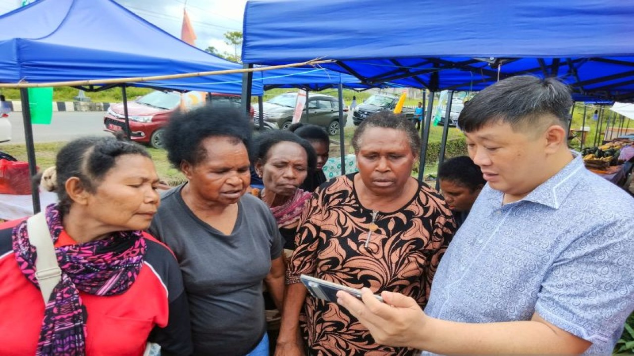 Anggota DPR RI Rico Sia saat berdialog dengan masyarakat wilayah Sorong Raya tentang Daerah Otonom Baru Provinsi Papua Barat Daya (Antara/ Ernes Broning Kakisina)