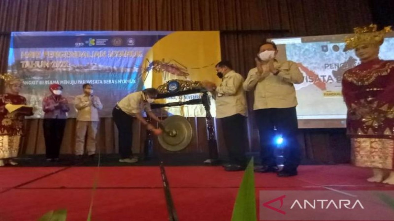 Penjabat Gubernur Kepulauan Bangka Belitung Ridwan Djamaluddin memukul gong untuk menandai pencanangan wisata bebas nyamuk pada peringatan Hari Pengendalian Nyamuk 2022 di Pangkalpinang, Selasa (15/11/2022). (ANTARA/Aprionis)