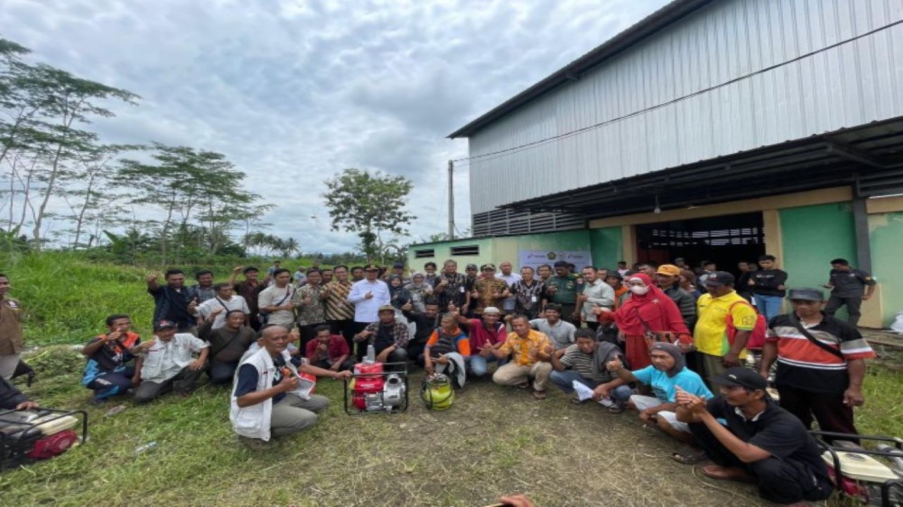 Anggota Komisi VII DPR RI Rofik Hananto berfoto bersama usai menyerahkan bantuan paket Konverter Kit (Konkit) Pompa Air Bahan Bakar Gas (BBG) kepada petani di Banjarnegara, Jawa Tengah. (Ist/nr)
