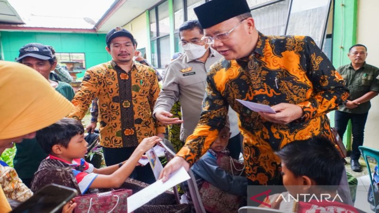 Gubernur Bengkulu Rohidin Mersyah menyerahkan bantuan di desa yang berada di Pulau Enggano Kabupaten Bengkulu Utara. ANTARA/Anggi Mayasari