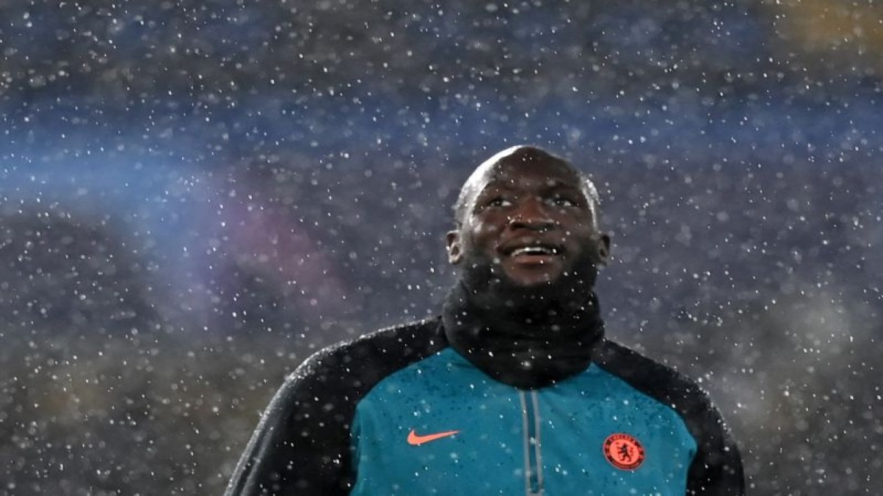 Striker asal Belgia Romelu Lukaku saat masing bermain untuk Chelsea melakukan pemanasan menjelang pertandingan perempat final Liga Champions UEFA antara Chelsea melawan Real Madrid di Stamford Bridge di London, pada 6 April 2022. (Photo by Glyn KIRK / IKIMAGES / AFP) (AFP/GLYN KIRK)