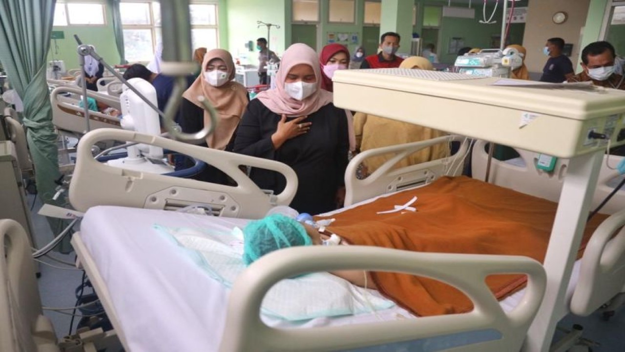 Arsip Foto. Pengurus Dharma Wanita membesuk anak yang mengalami gangguan ginjal akut di RSUD Zainoel Abidin, Kota Banda Aceh, Provinsi Aceh. (ANTARA/HO Dharma Wanita)