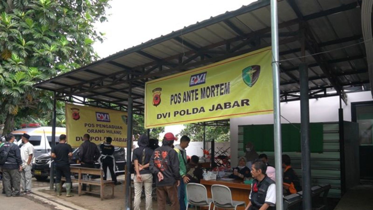 Pos Antemortem DVI Polda Jabar menerima laporan kehilangan orang di RSUD Sayang, Kabupaten Cianjur, Jawa Barat, Jumat (25/11/2022) (FOTO ANTARA/Dian Hardiana)