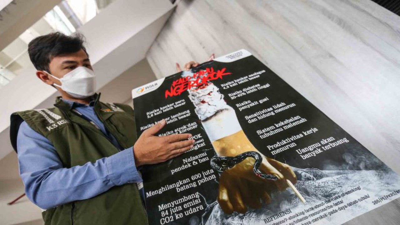 Ilustrasi - Tenaga kesehatan memberikan sosialisasi bahaya merokok untuk kesehatan paru di RSUI, Depok, Jawa Barat, Rabu (23/11/2022). ANTARA FOTO/Asprilla Dwi Adha/wsj.