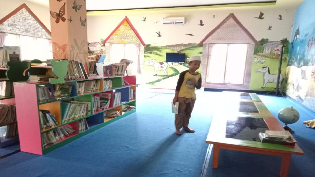 Ilustrasi: terlihat seorang pengunjung mencari buku di ruang baca anak di Kantor Dinas Kearsipan dan Perpustakaan Kota Mataram, Provinsi Nusa Tenggara Barat. ANTARA/Nirkomala