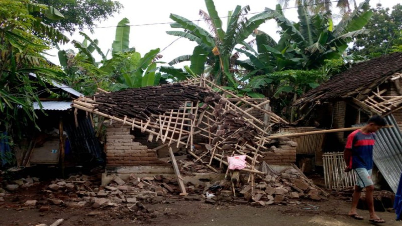 Rumah warga di Kecamatan Jonggat yang rusak diterjang angin puting beliung, Rabu (16/11/2022) (ANTARA/Humas BPBD Lombok Tengah)