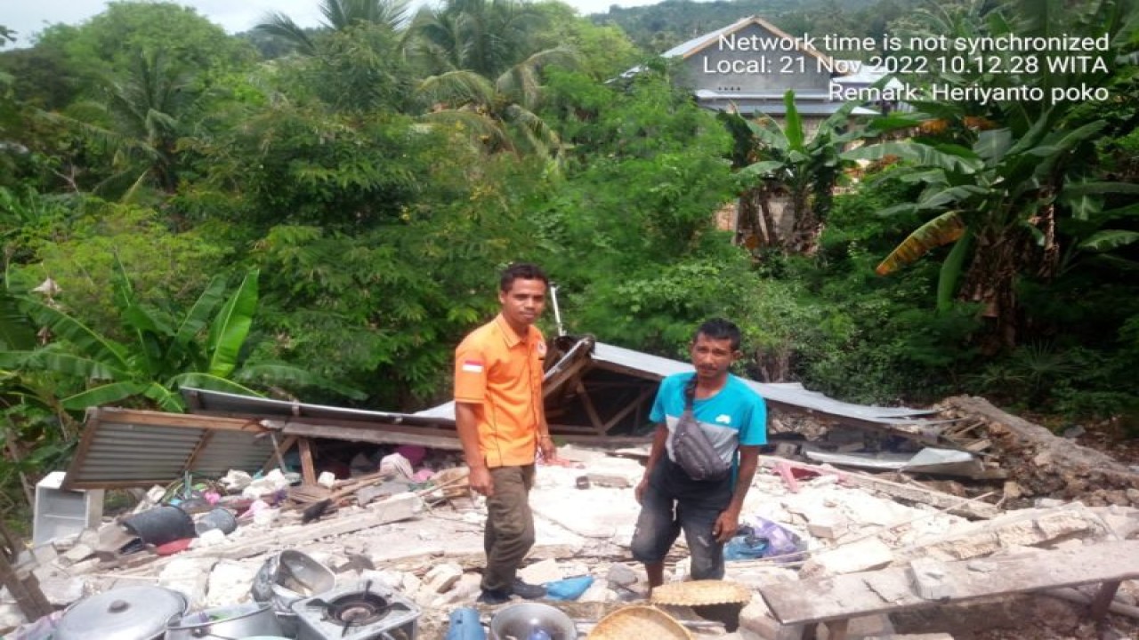 Rumah penduduk di Kecamatan Amarasi Selatan Kabupaten Kupang, Provinsi Nusa Tenggara Timur rusak total akibat gempa bumi berkekuatan 5,5 magnitudo pada Minggu (20/11) malam. ANTARA/HO-BPBD Kabupaten Kupang