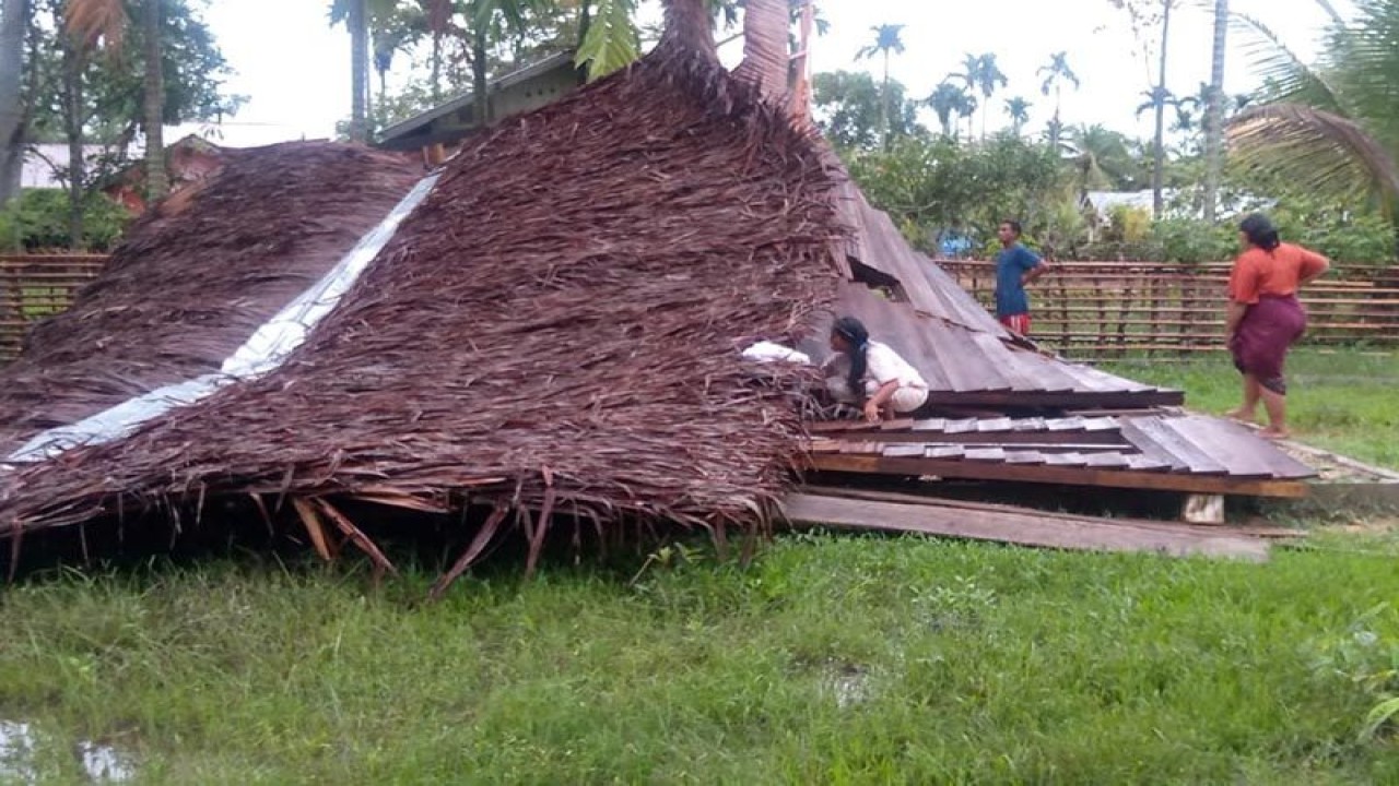 Dokumentasi - Warga memeriksa rumah mereka rusak dihantam angin puting beliung di Gampong Blang Balok, Peureulak, Aceh Timur. ANTARA/HO
