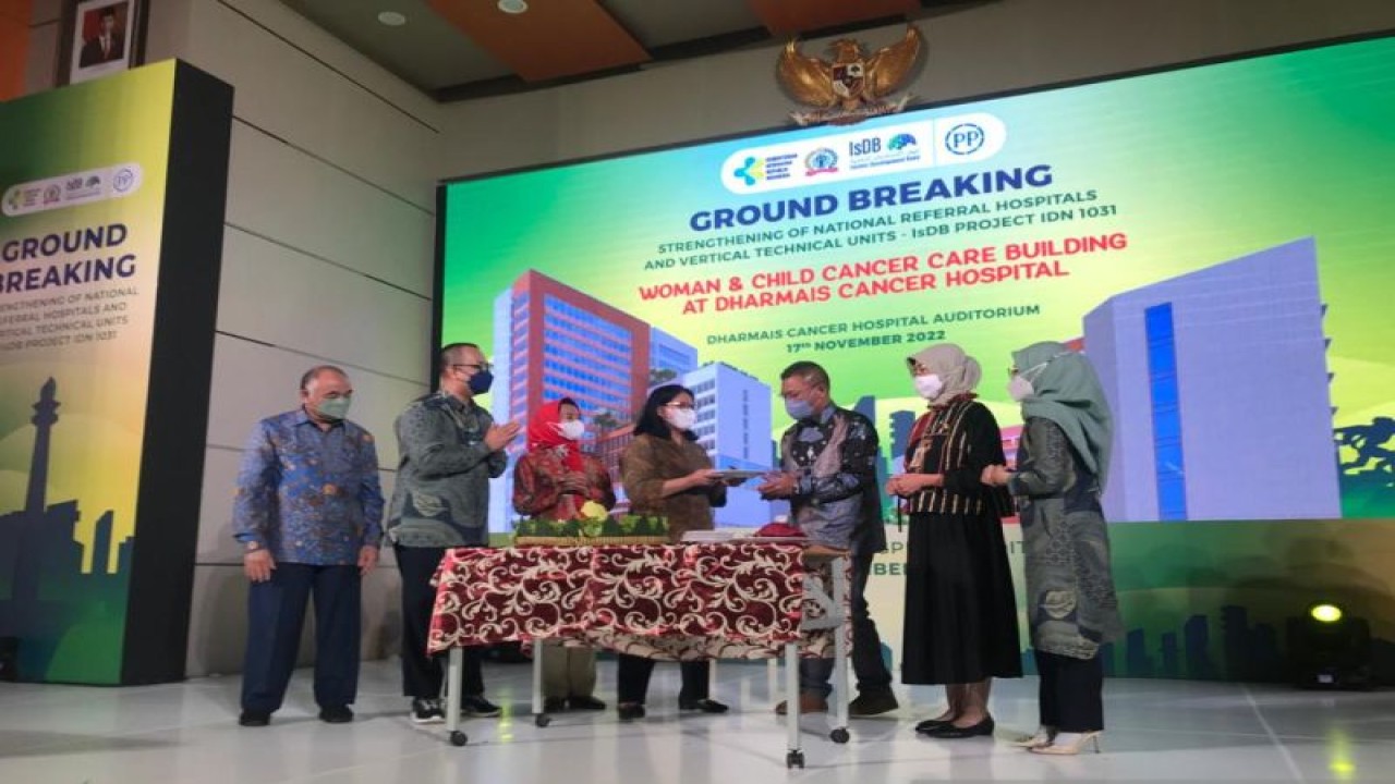 Seremonial pemotongan tumpeng pada acara peletakan batu pertama pembangunan layanan kanker perempuan dan anak di Rumah Sakit Kanker Dharmais Jakarta, Kamis (17/11/2022). (Antara/Devi Nindy)