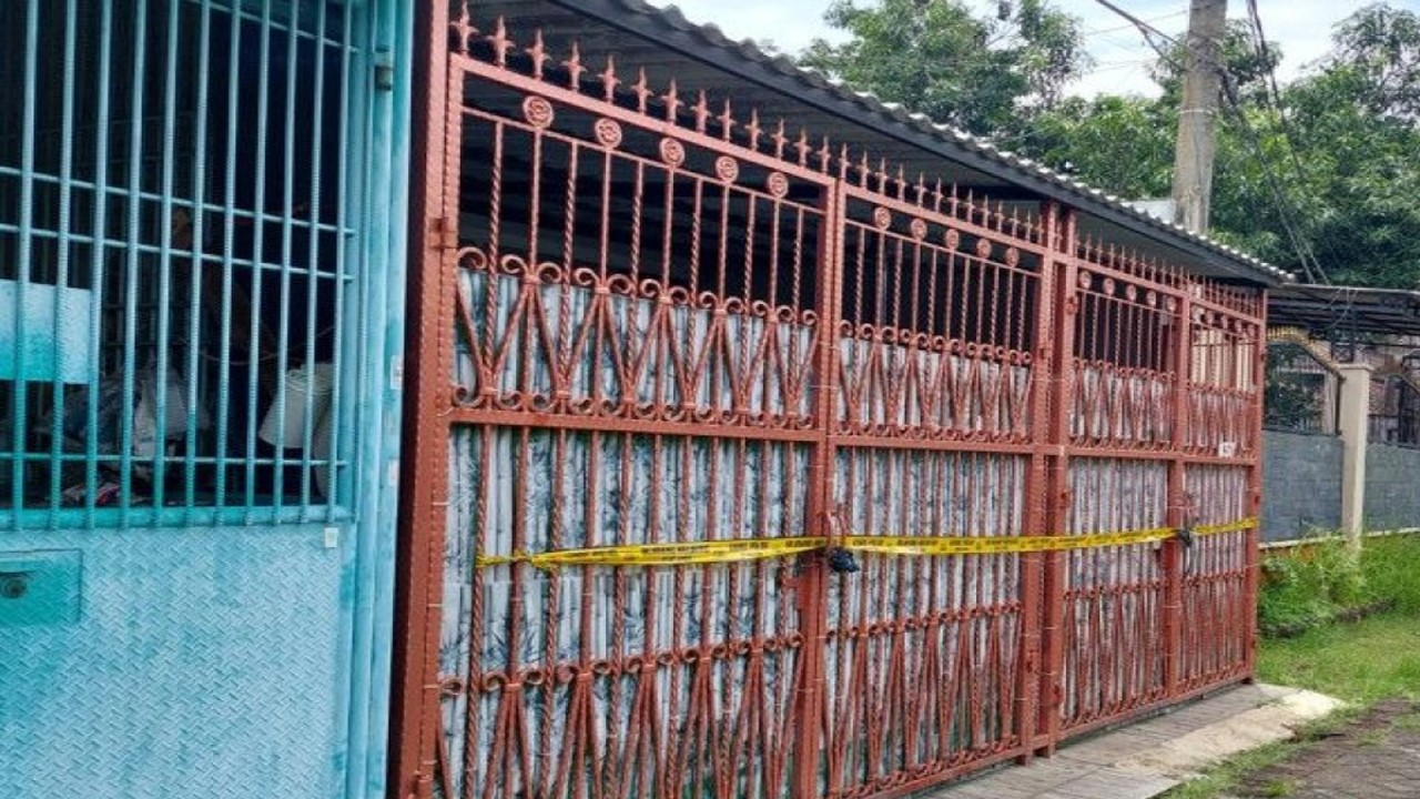 Rumah satu keluarga tewas berlokasi di Perumahan Citra Satu Kalideres, Jakarta Barat, Jumat (11/11/2022). ANTARA/Walda