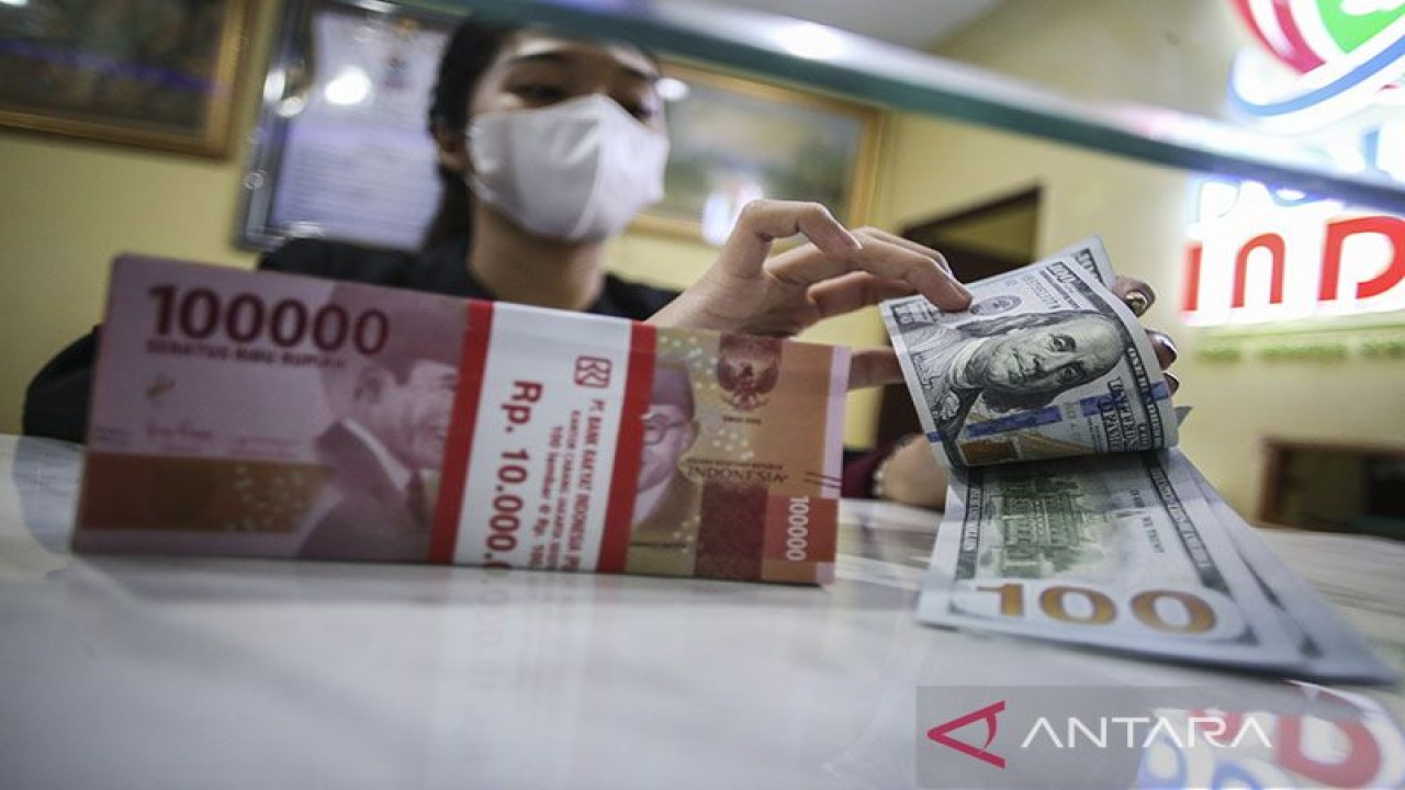 Petugas menghitung pecahan 100 dolar AS di jasa penukaran uang asing Dolar Indo, Melawai, Jakarta, Rabu (28/9/2022). ANTARA FOTO/Rivan Awal Lingga/rwa/pri.