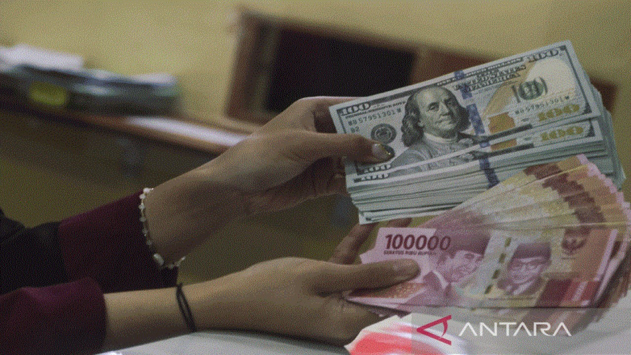 Ilustrasi: Petugas menunjukkan uang pecahan Rp100.000 dan 100 dolar AS di jasa penukaran uang asing di Jakarta. (ANTARA FOTO/Rivan Awal Lingga/rwa.)