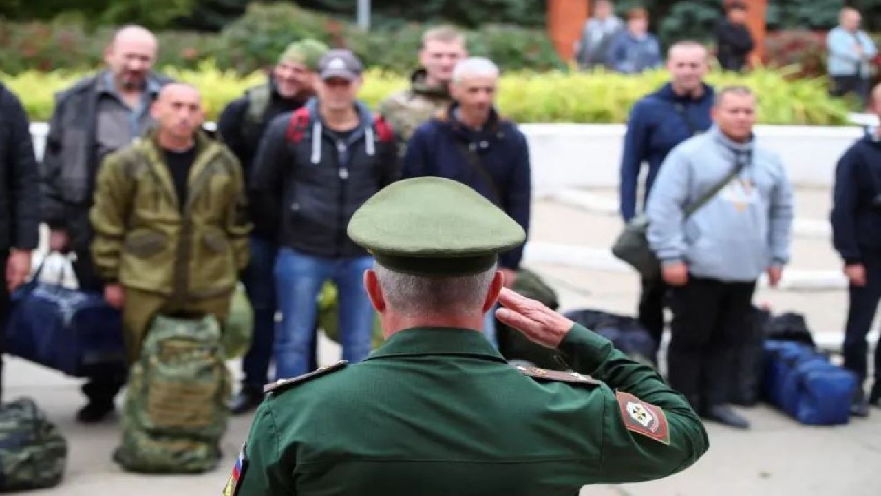 Seorang prajurit Rusia berbicara kepada tentara cadangan di sebuah titik pertemuan dalam rangka mobilisasi sebagian pasukan, yang bertujuan untuk mendukung kampanye militer negara itu di Ukraina, di kota Volzhsky di wilayah Volgograd, Rusia, 28 September 2022. (Reuters)