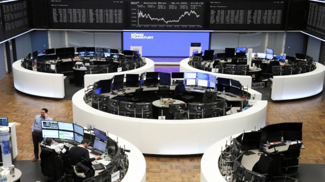 Ilustrasi - Grafik indeks harga saham Jerman DAX terlihat di bursa saham di Frankfurt, Jerman, Senin (8/11/2021). ANTARA FOTO/REUTERS/Staff/WSJ/cfo