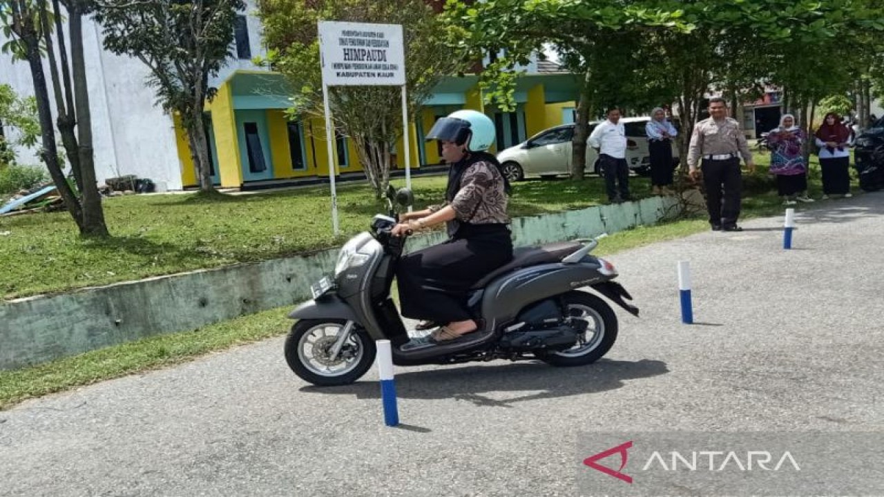 Salah satu masyarakat saat menjalani pelatihan praktek pembuatan SIM di Polres Kaur Provinsi Bengkulu. ANTARA/Anggi Mayasari