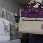 Salah satu pendiri dari EthneeQ menunjukkan tas berbahan karung goni dan kain endek yang dipersiapkan sebagai suvenir G20 di Denpasar, Bali,-1668391988