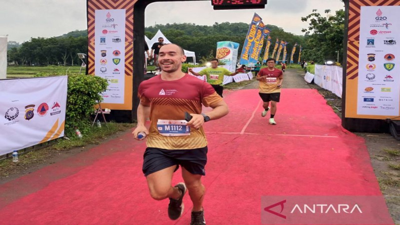 Salah satu peserta "Sleman Temple Run #7" memasuki garis finish di kawasan Candi Banyunibo, Prambanan, Minggu (20/11/22). ANTARA/Victorianus Sat Pranyoto