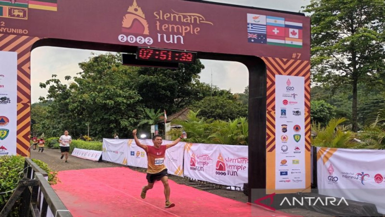 Salah satu peserta Sleman Temple Run #7 memasuki garis finish di kawasan Candi Banyunibo Prambanan, Minggu (20/11/22). ANTARA/Victorianus Sat Pranyoto