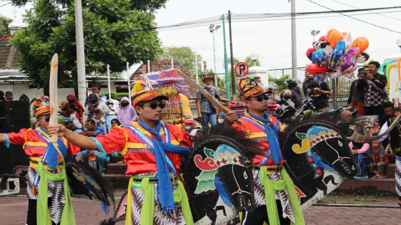 Salah satu seni budaya yang ditampilkan dalam Festival Keunggulan Budaya di Lapangan Paseban, Kabupaten Bountul, Kabupaten Istimewa Yogyakarta, digelar pada 19 dan 20 November 2022. (ANTARA/HO-Humas Pelayat Bantul)