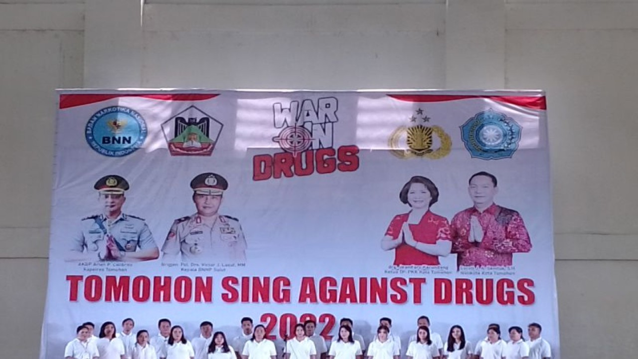 Salah satu tim paduan suara yang tampil di lomba paduan suara bertajuk "Tomohon Sing Against Drugs". ANTARA/Jorie Darondo