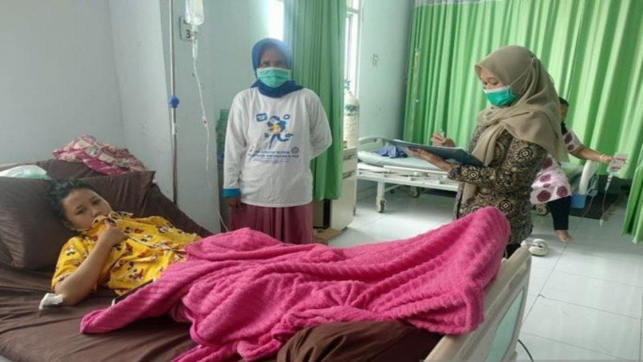 Salah seorang peserta JKN, Zahra Aliu (21) (kiri) menjalani perawatan usai operasi usus buntu di Gorontalo. ANTARA/HO-BPJS Kesehatan Gorontalo