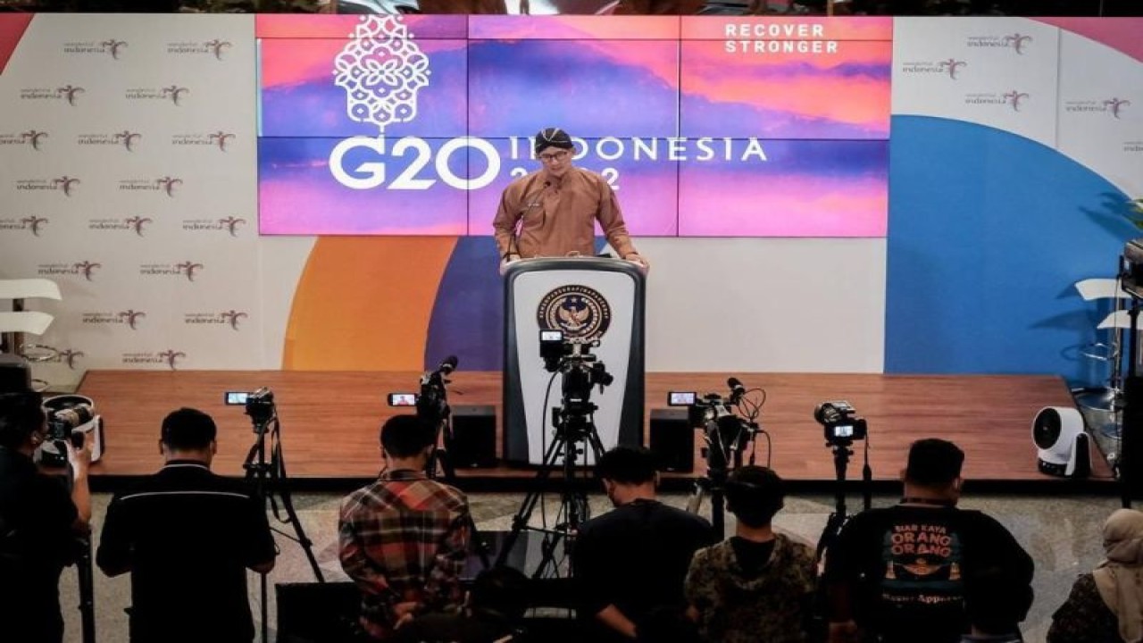 Menteri Pariwisata dan Ekonomi Kreatif Sandiaga Uno dalam The Weekly Brief with Sandi Uno, Jakarta, Kamis (10/11/2022). ANTARA/HO-Kemenparekraf