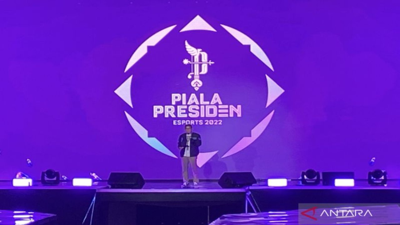 Menteri Pariwisata dan Ekonomi Kreatif Sandiaga Uno membuka grand final Piala Presiden Esports 2022 di Istora Senayan Jakarta, Jumat (11/11/2022). (ANTARA/Arindra Meodia)