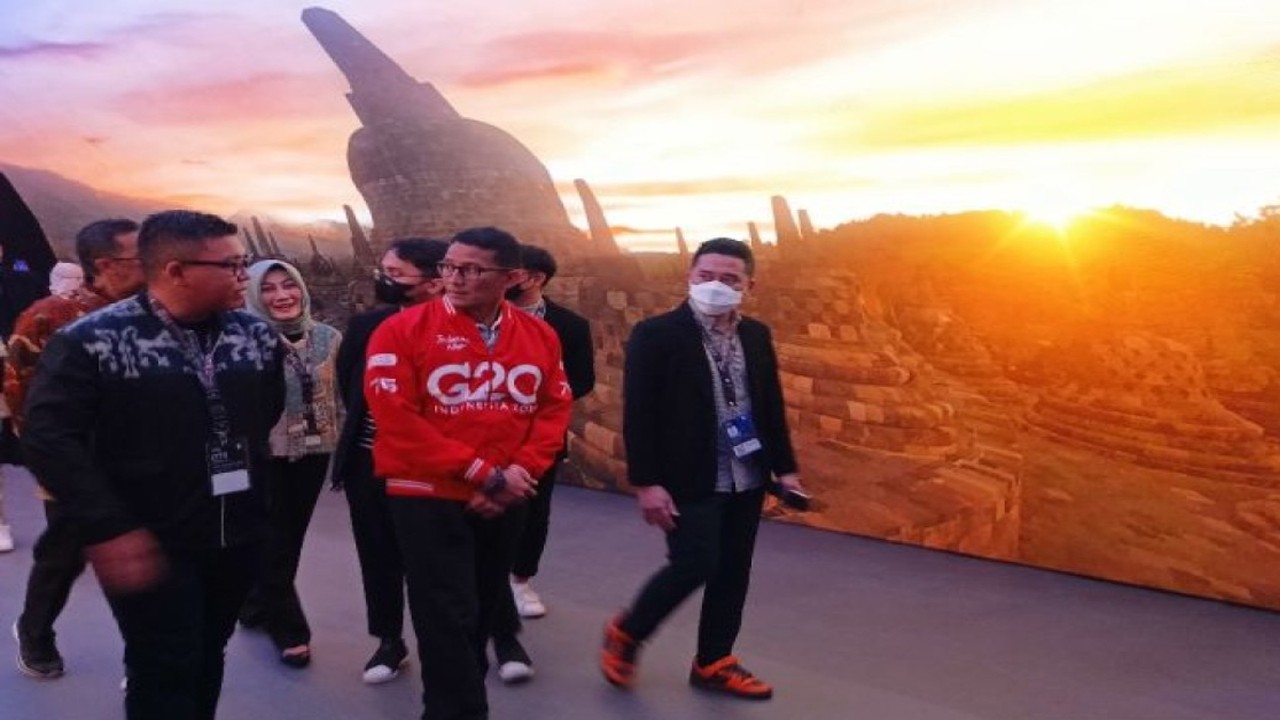 Menteri Pariwisata dan Ekonomi Kreatif Sandiaga Uno (jaket merah) melintas di Thunnel of Wonders yang menjadi salah satu area di pameran Digital Transformation Expo, di Bali Nusa Dua Convention Center, Badung, Bali, Selasa (15/21/2022) (ANTARA/Fathur Rochman)