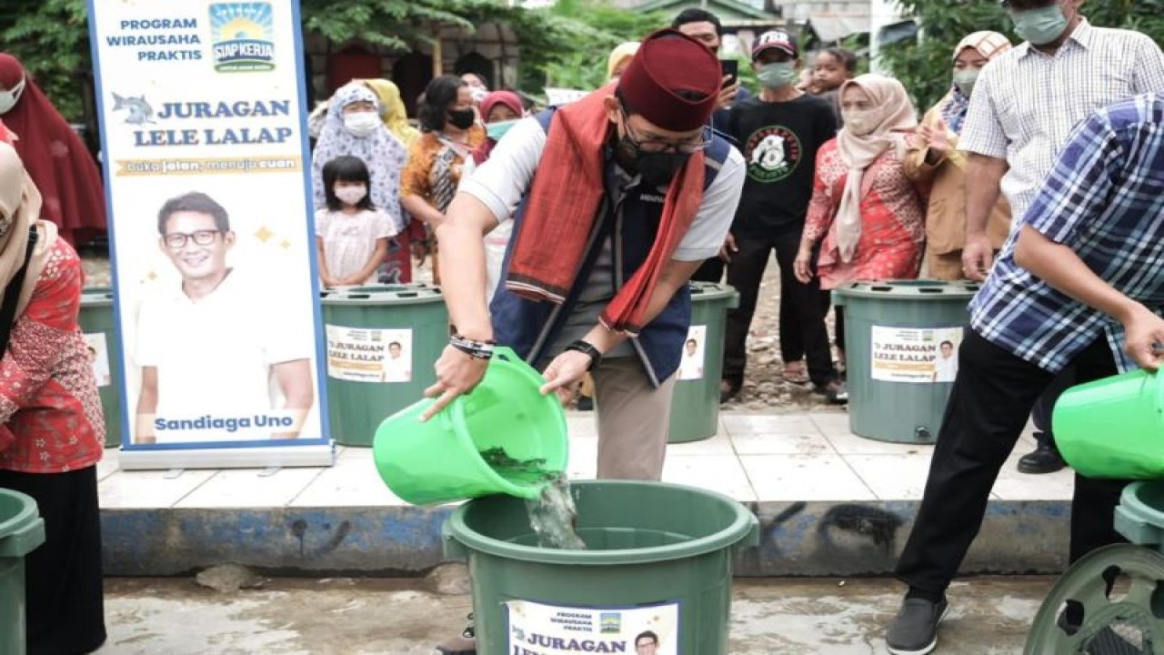 Arsip Foto - Menteri Pariwisata dan Ekonomi Kreatif Sandiaga Uno saat memberikan bantuan benih lele di Petamburan, Jakarta. ANTARA/HO/Kemenparekraf