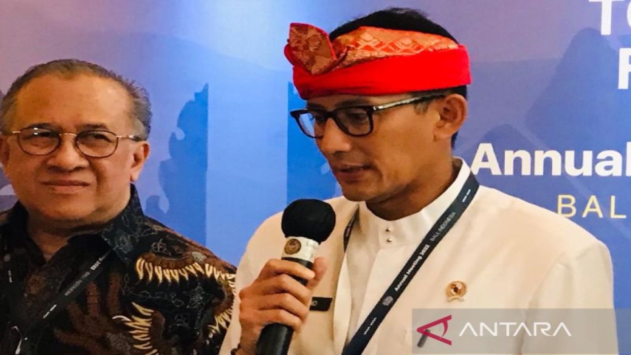 Menteri Pariwisata dan Ekonomi Kreatif (Menparekraf) Sandiaga Salahuddin Uno memberikan keterangan pers terkait pengembangan pariwisata usai membuka kegiatan Global Tourism Forum-Annual Meeting (GTF-AM) 2022 di Jimbaran, Badung, Bali, Kamis (17/11/2022). ANTARA/Rolandus Nampu