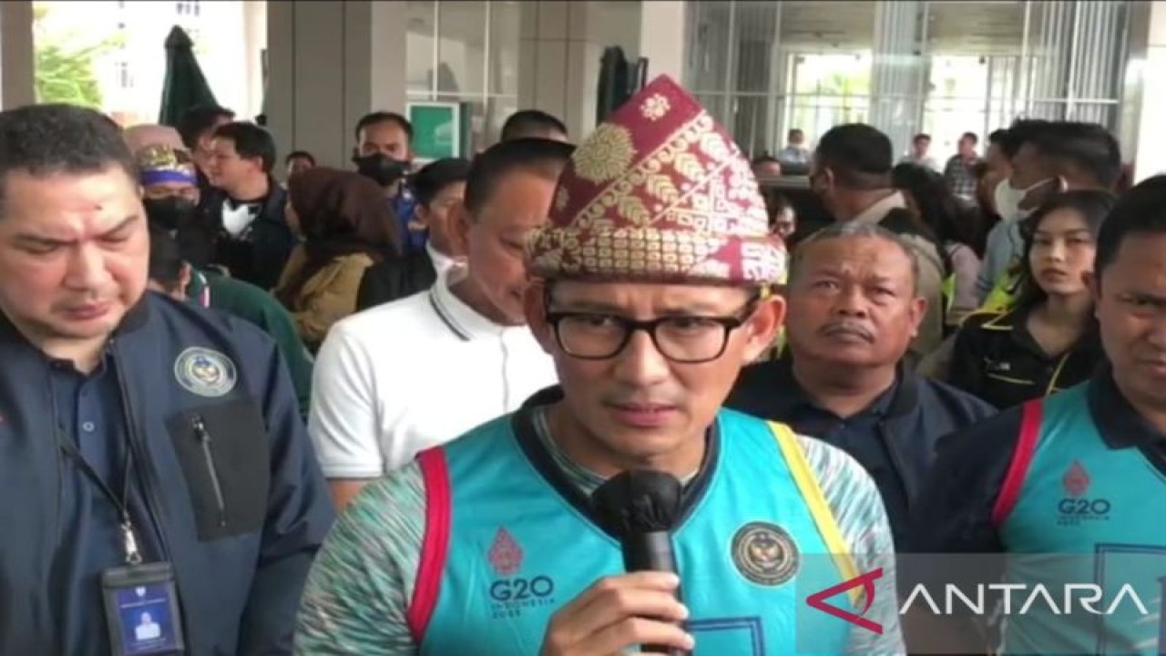 Menteri Pariwisata dan Ekonomi Kreatif RI Sandiaga Uno memberikan keterangan kepada wartawan seusai membuka Olahraga Pariwisata Nasional (Poparnas) pertama yang diselenggarakan Politeknik Pariwisata di Palembang, Sumatera Selatan selama 19 November – 22 November 2022, Sabtu (19/11/2022) (ANTARA/M Riezko Bima Elko P)