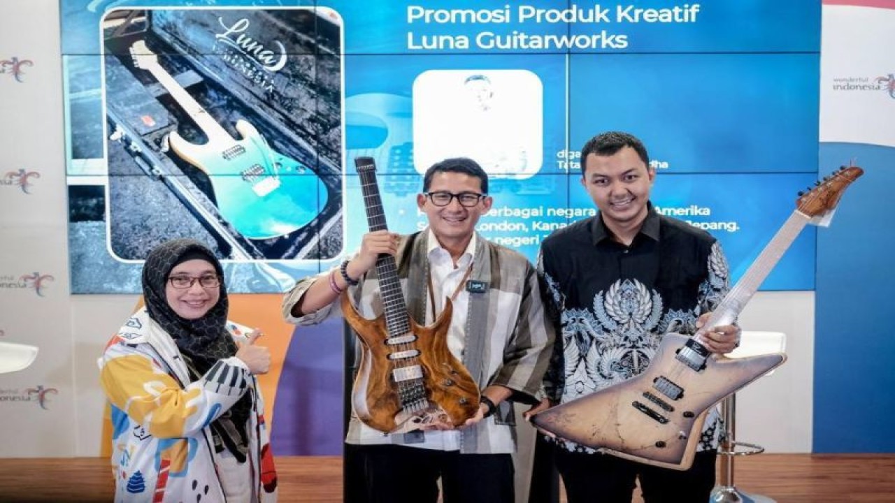Menteri Pariwisata dan Ekonomi Kreatif Sandiaga Salahuddin Uno bersama gitar dari Luna Guitarworks. (ANTARA/HO-Kemenparekraf)