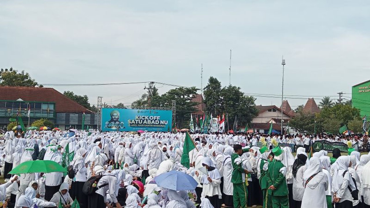 Para santri dari berbagai pondok pesantren Kabupaten Bantul, Daerah Istimewa Yogyakarta, berkumpul di Lapangan Paseban Bantul, beberapa waktu lalu. (ANTARA/Hery Sidik)