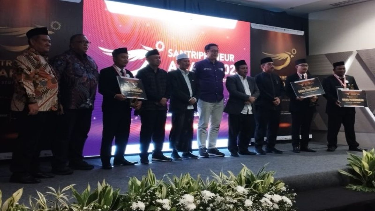 Para pemenang utama berfoto bersama penyelenggara Santripreneur Award 2022 di Muamalat Tower, Jakarta, Senin (21/11/2022) malam. (ANTARA/Rizka Khaerunnisa)