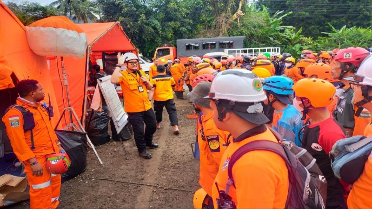 Tim SAR melakukan apel persiapan pencarian korban gempa di Posko SAR Gabungan, Desa Cijecil, Kabupaten Cianjur, Jawa Barat, Jumat (25/11/2022). (ANTARA/HO-Kantor SAR Bandung)