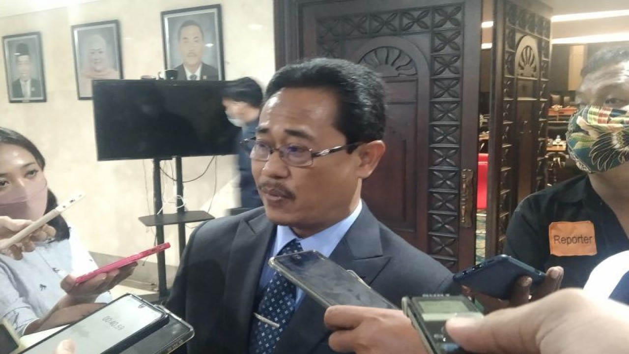 Kepala Dinas Perumahan Rakyat dan Kawasan Permukiman DKI Sarjoko diwawancarai wartawan di Jakarta, Selasa (29/11/2022). ANTARA/Dewa Ketut Sudiarta Wiguna