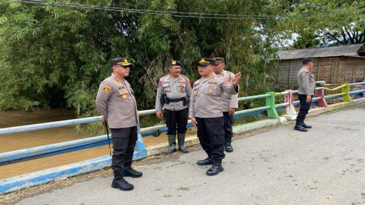 Satgas bencana Pokres Trenggalek saat melakukan pemantauan rutin debit air sungai Ngasinan di sekitar Kota Trenggalek, Sabtu (19/11/2022) (ANTARA/HO - Humas Polres Trenggalek)