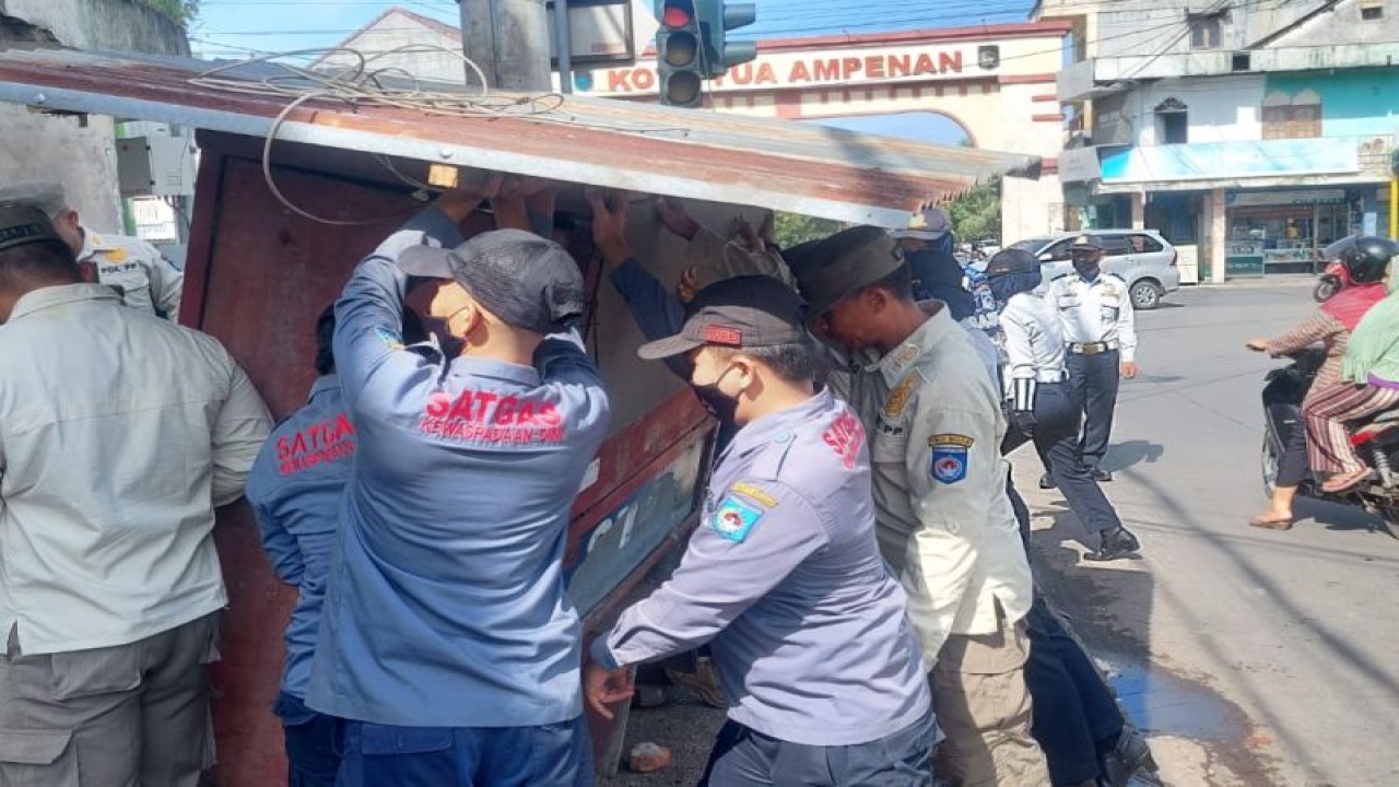 Sejumlah anggota Satuan Polisi Pamong Praja (Satpol PP) Kota Mataram, Provinsi Nusa Tenggara Barat, melakukan penertiban pedagang kaki lima di simpang lima Kota Tua Ampenan, yang terindikasi menggunakan ruang publik, Rabu (16/11-2022). (Foto: ANTARA/HO Satpol PP)